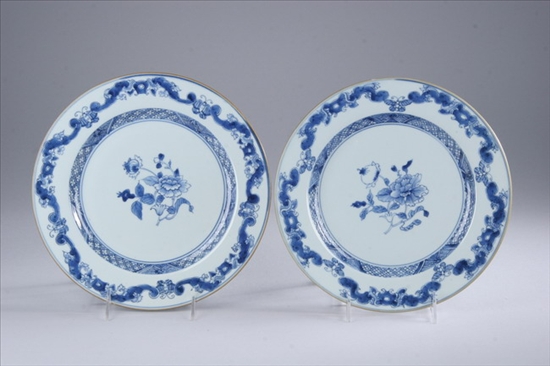 Appraisal: PAIR CHINESE EXPORT BLUE AND WHITE PORCELAIN PLATES Qianlong period