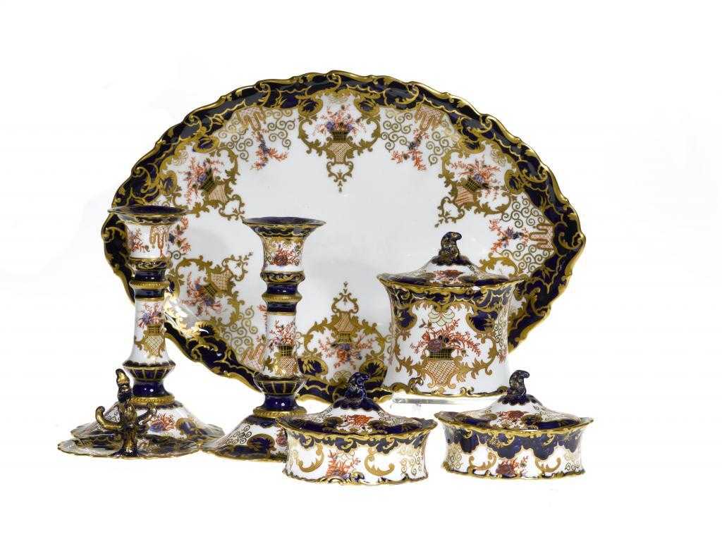 Appraisal: A ROYAL CROWN DERBY JAPAN PATTERN DRESSING TABLE SET with