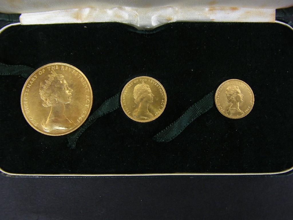 Appraisal: Isle of Man gold coin set inscribed 'QUOCUNQUE-JECEERIS-STAVIT' comprising pound