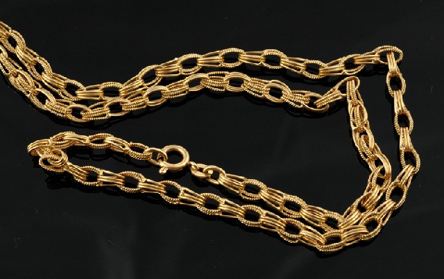 Appraisal: A gold necklace The ct gold fancy oval belcher link