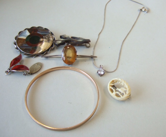 Appraisal: A circular vary coloured agate set brooch with a ribbon