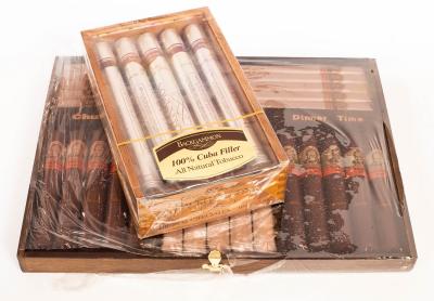 Appraisal: A box of twenty-five Churchill Dinner Time cigars and a