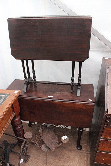 Appraisal: AN EDWARDIAN SUTHERLAND TABLE cm wide together with a th