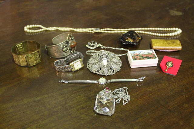 Appraisal: A COLLECTION OF MISCELLANEOUS JEWELLERY including a filigree pendant of