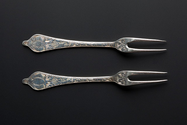 Appraisal: A PAIR OF SILVER SWEETMEAT TWO PRONG FORKS c -