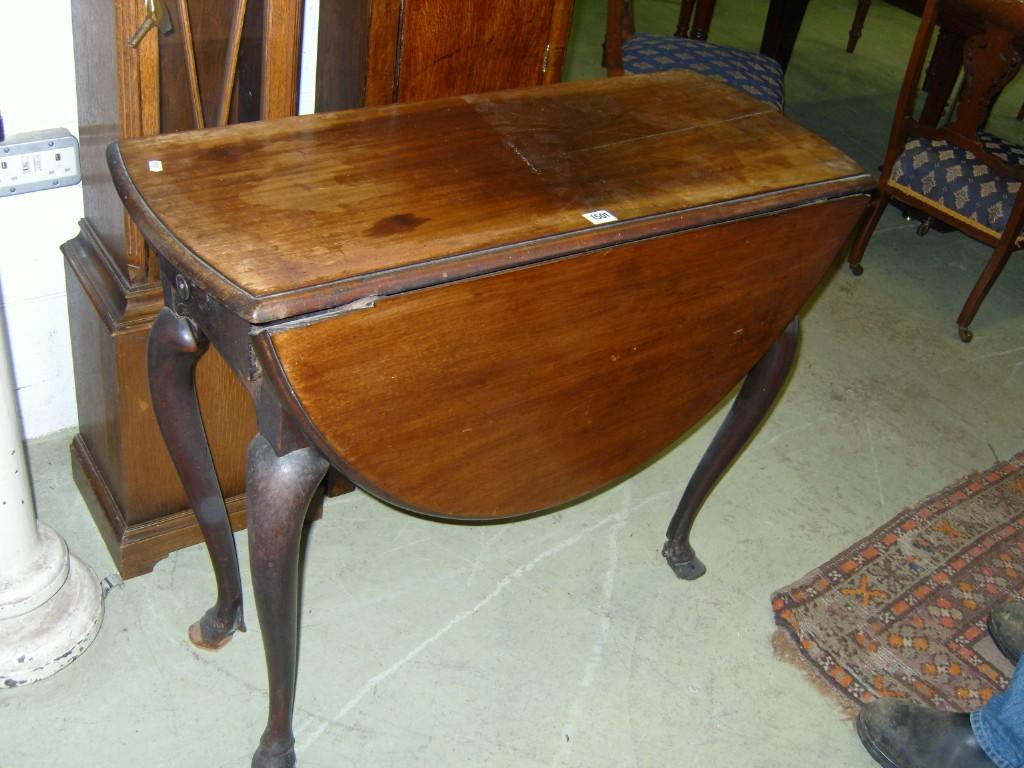 Appraisal: A Georgian mahogany oval drop leaf dining table with gateleg