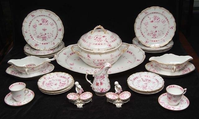 Appraisal: AN EXTENSIVE BERLIN KPM DINNER SERVICE decorated with pink Indianische