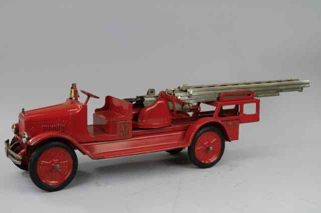 Appraisal: BUDDY 'L' AERIAL LADDER TRUCK C pressed steel done in