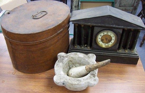 Appraisal: A black slate mantel clock a pestle and mortar and