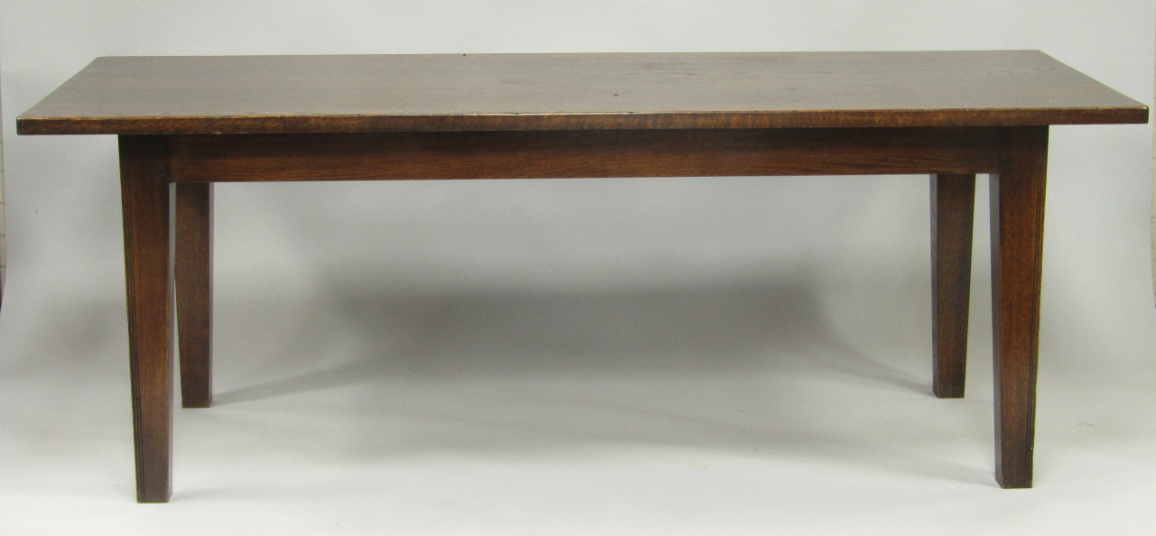 Appraisal: An oak kitchen table raised on square tapering legs cm