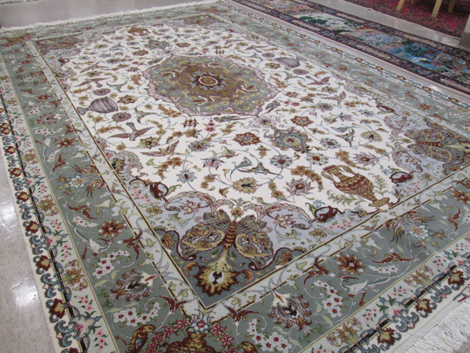 Appraisal: HAND KNOTTED PERSIAN CARPET featuring a central medallion surrounded by