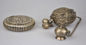 Appraisal: An Indian circular white metal snuff box with hinged lid