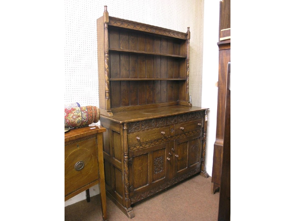 Appraisal: A good quality solid oak dresser two-shelf plate rack between