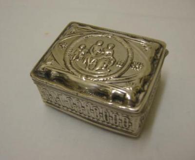 Appraisal: A CONTINENTAL SNUFF BOX of oblong form the hinged lid