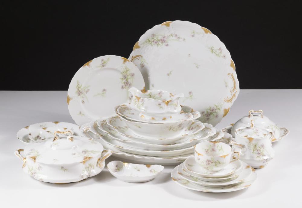 Appraisal: HAVILAND LIMOGES CHINA SET pieces comprised of dinner plates luncheon