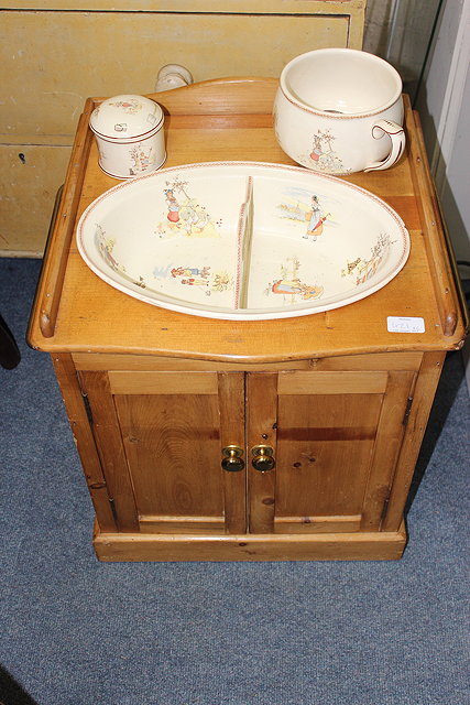 Appraisal: A WHITE MARBLE TOPPED WASH STAND with shaped base cm