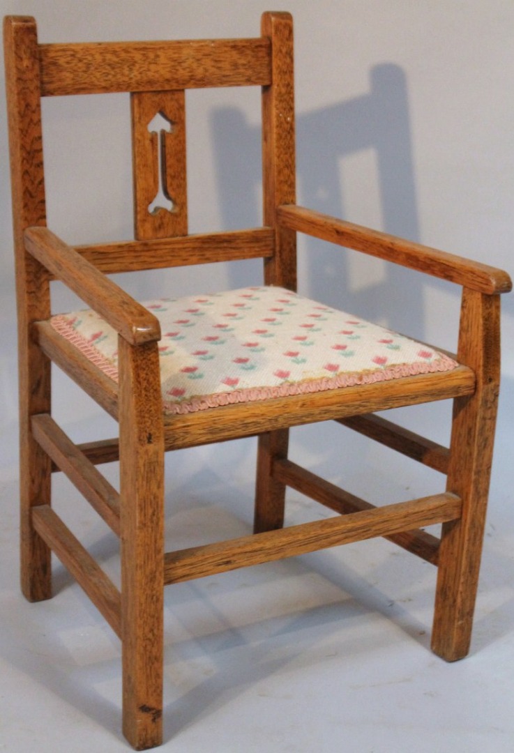 Appraisal: A thC oak child's or doll's chair the fixed top