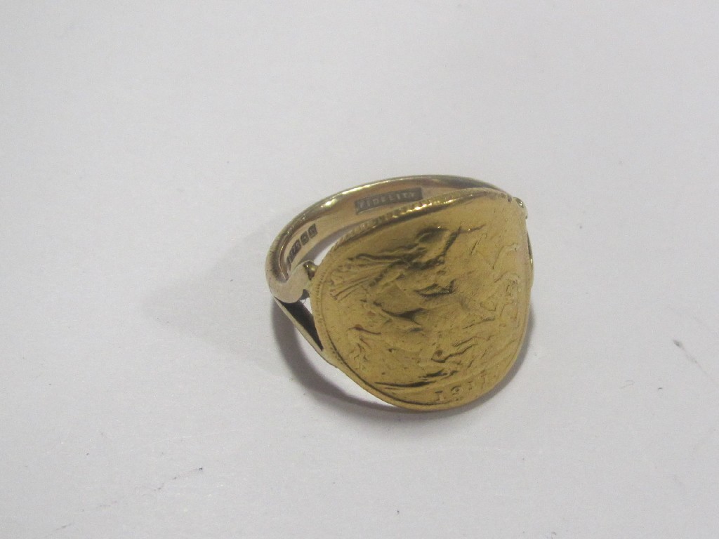 Appraisal: Nine carat gold mounted sovereign ring Approximately gms