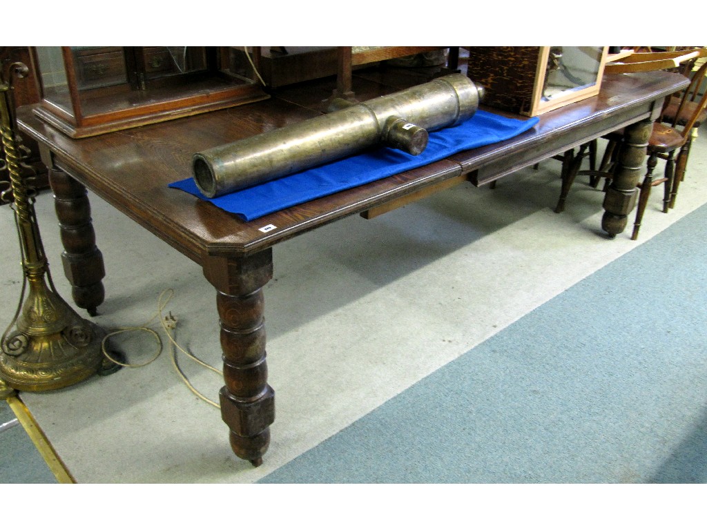 Appraisal: Victorian oak wind-out dining table with two leaves winder in