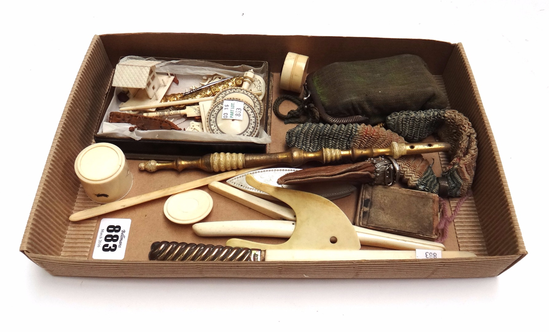 Appraisal: A quantity of small collectables including an ivory letter opener