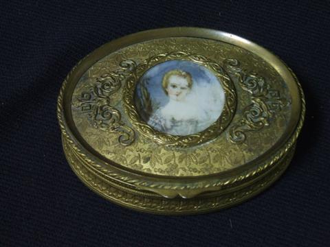 Appraisal: CONTINENTAL GILT BRONZE OVAL SNUFFBOX The central circular portrait medallion