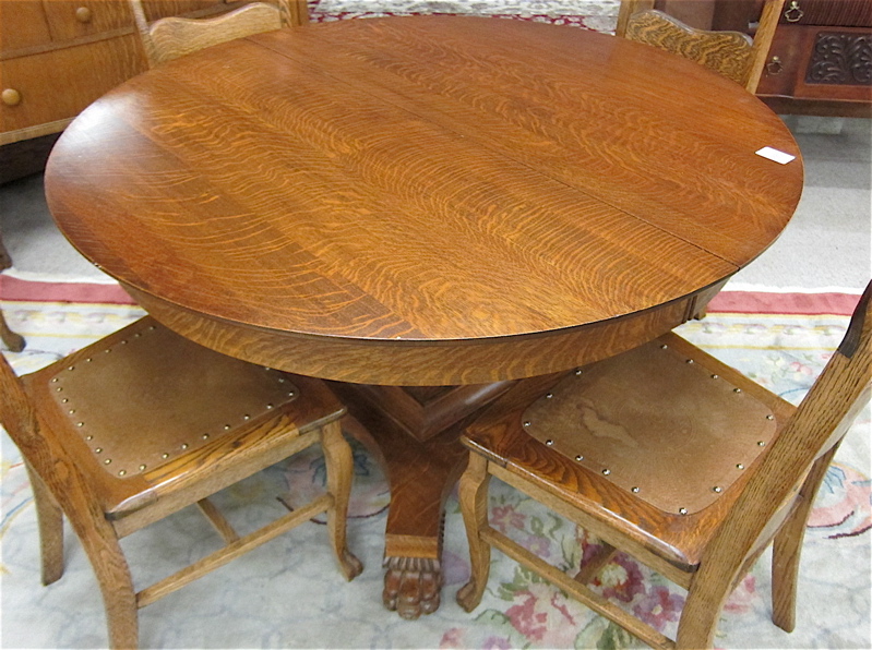 Appraisal: ROUND OAK PEDESTAL DINING TABLE WITH THREE LEAVES Kankakee Manufacturing