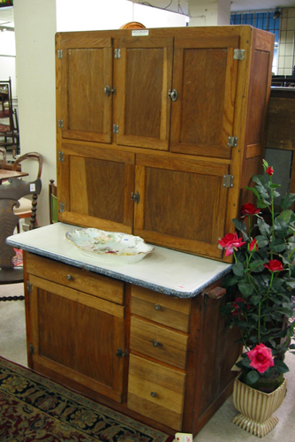 Appraisal: AN OAK HOOSIER KITCHEN CUPBOARD The Hoosier Mfg Co New