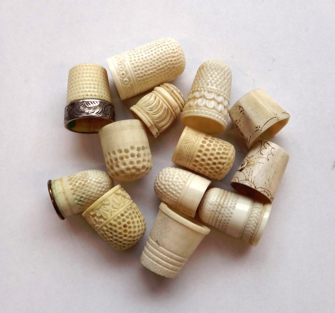 Appraisal: An Edwardian silver mounted ivory thimble Birmingham cm and a