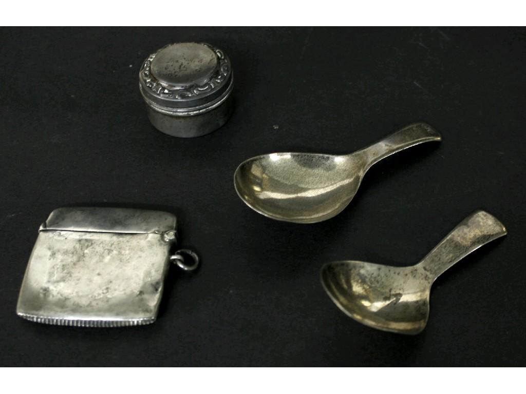 Appraisal: Two Georgian silver caddy spoons cylindrical silver pill box and