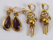 Appraisal: A pair of carat gold garnet earrings approx cm together