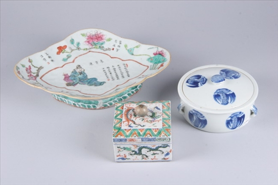 Appraisal: THREE PIECES CHINESE PORCELAIN Circular blue and white box and