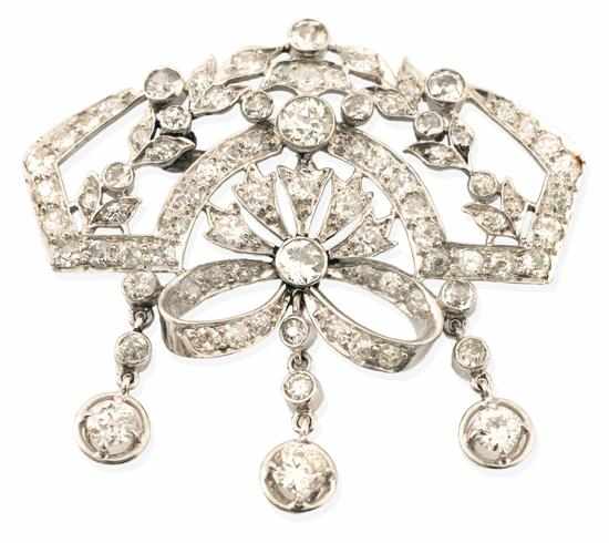 Appraisal: AN ANTIQUE DIAMOND BROOCH PENDANT The pierced frame of bow