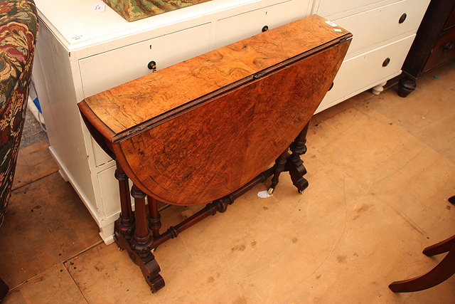 Appraisal: AN EDWARDIAN WALNUT OVAL TOPPED DROP LEAF TABLE with a