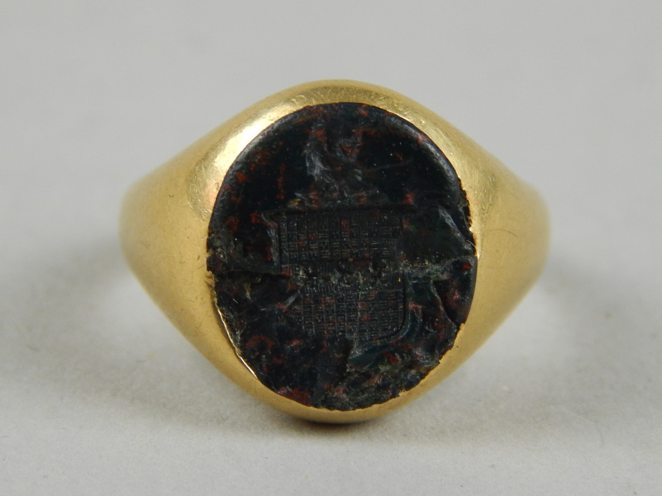 Appraisal: An ct gold gentleman's signet ring with central black agate