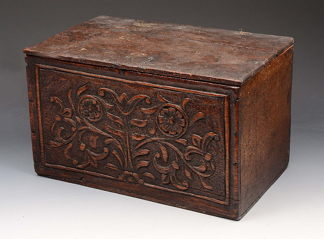 Appraisal: A LATE TH EARLY TH CENTURY OAK BOX the front