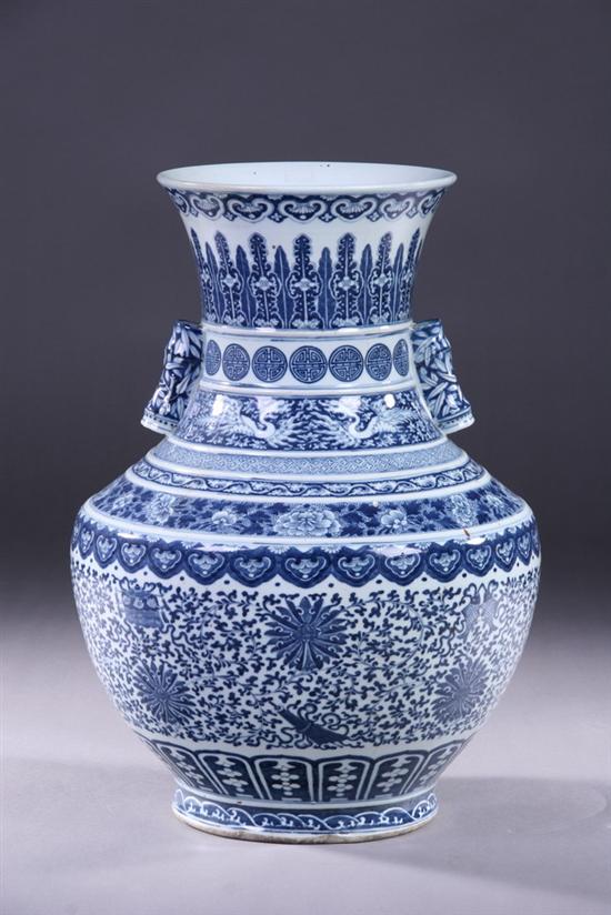 Appraisal: CHINESE BLUE AND WHITE PORCELAIN VASE Late Qing Dynasty early