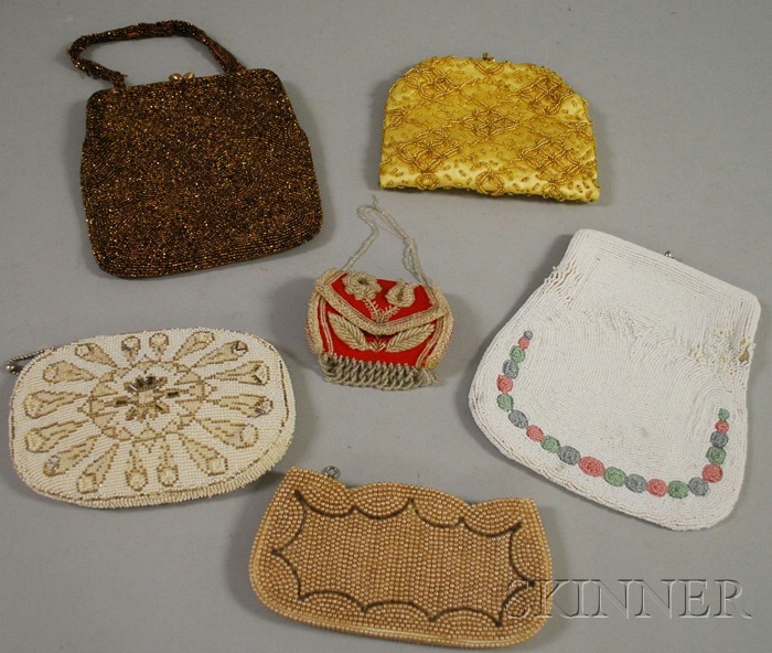 Appraisal: Six Beaded Items including two small zip-up clutches a coin