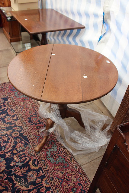 Appraisal: A TH CENTURY OAK CIRCULAR TILT TOPPED TRIPOD TABLE cm