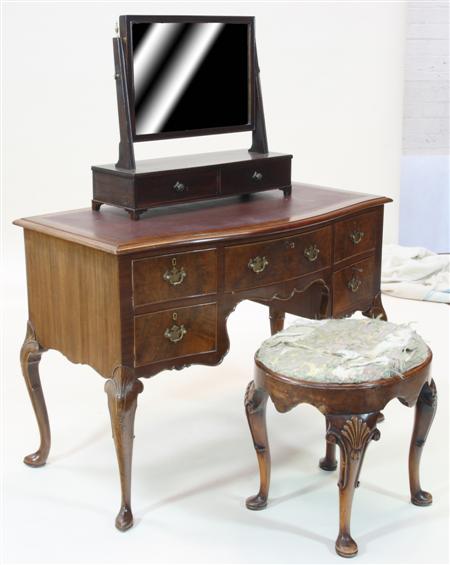 Appraisal: An Edwardian Queen Anne style walnut bow front dressing table