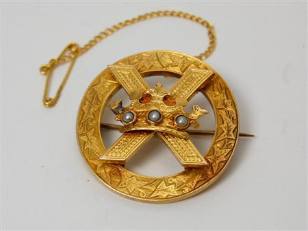 Appraisal: A Victorian Scottish gold brooch unmarked the circular outer border