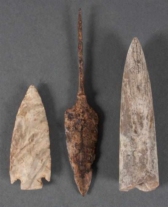 Appraisal: Three ancient arrowheads Certificate of Authenticity states one found in