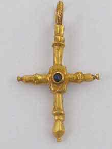 Appraisal: A yellow metal tests ct gold cross in Byzantine style