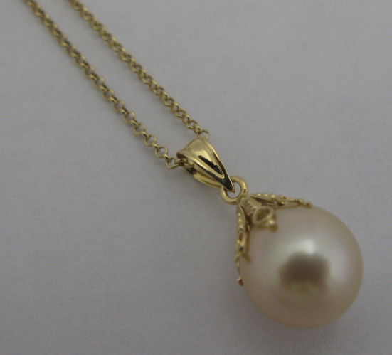 Appraisal: SOUTH SEA PEARL PENDANT NECKLACE with certificate of guarantee The