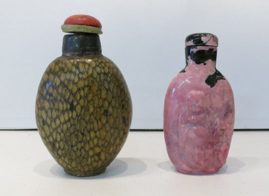 Appraisal: TWO CHINESE HARDSTONE SNUFF BOTTLES - H pink and black