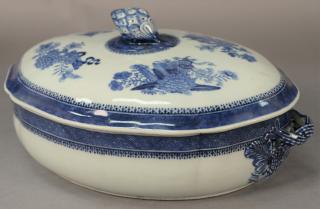 Appraisal: Nanking or Fitz Hugh covered vegetable dish ht in lg