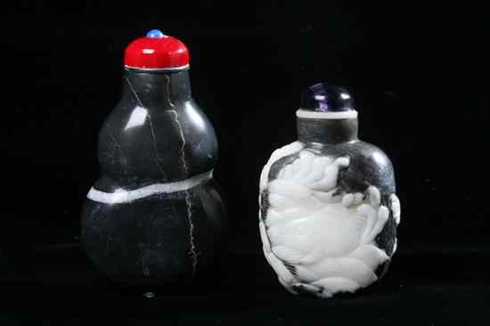 Appraisal: CHINESE BLACK AND WHITE JADE DOUBLE GOURD SNUFF BOTTLE Well