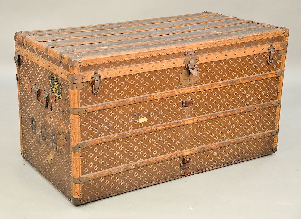 Appraisal: Avoc Etats Unis trunk with quilted interior cover and two