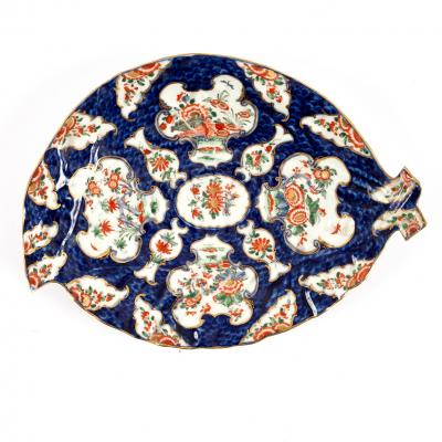 Appraisal: A Worcester blue scale ground leaf-shaped dish painted rich Kakiemon