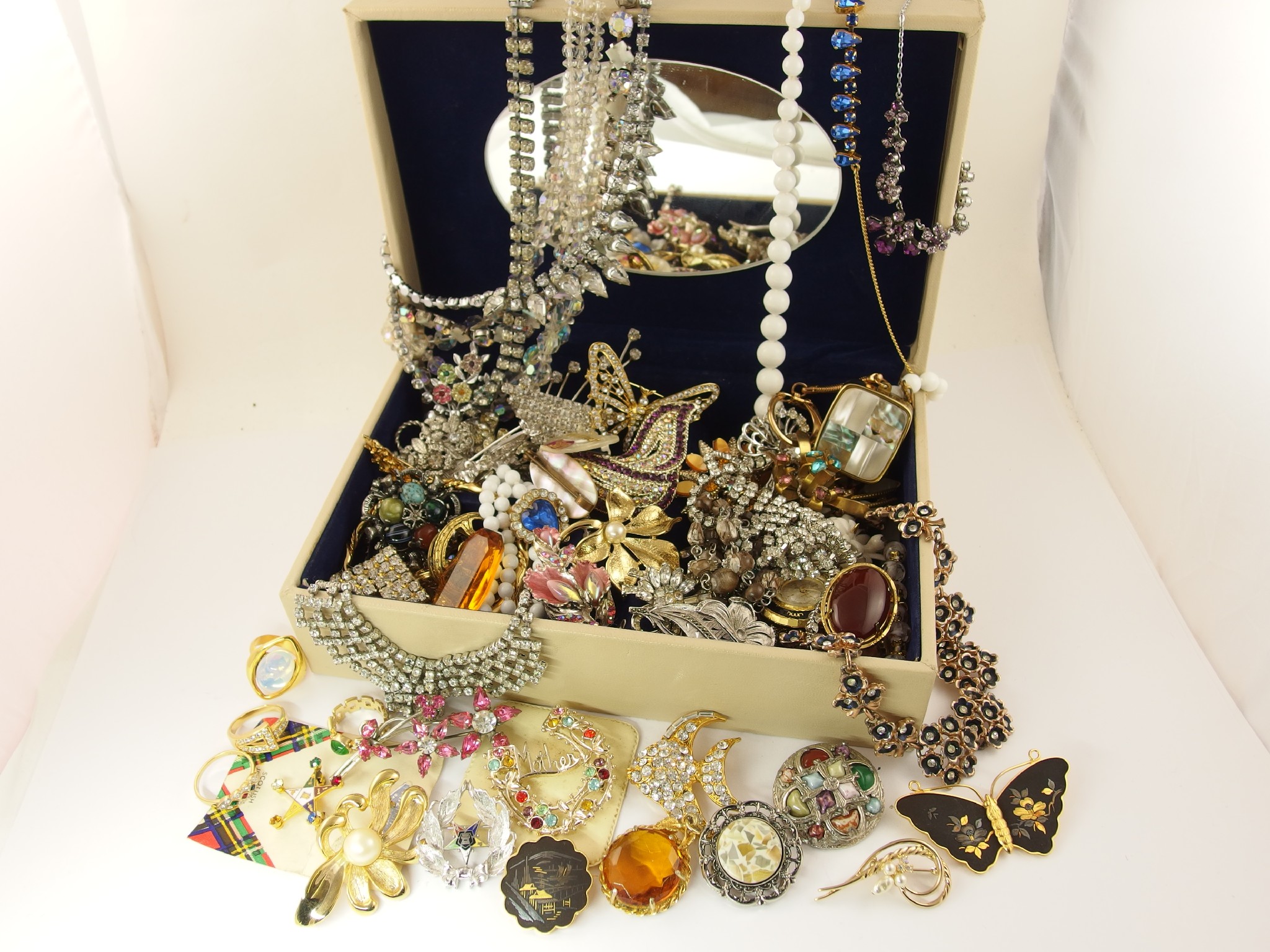 Appraisal: A collection of vintage costume jewellery to include Masonic items