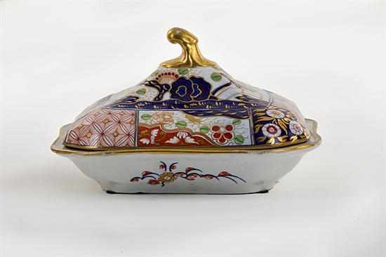 Appraisal: Early English Imari porcelain covered serving dish probably Coalport circa